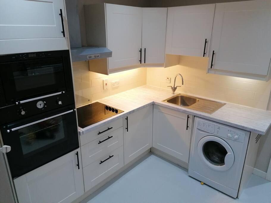 Stunning 3 Bedroom Townhouse In The Heart Of City Белфаст Екстериор снимка