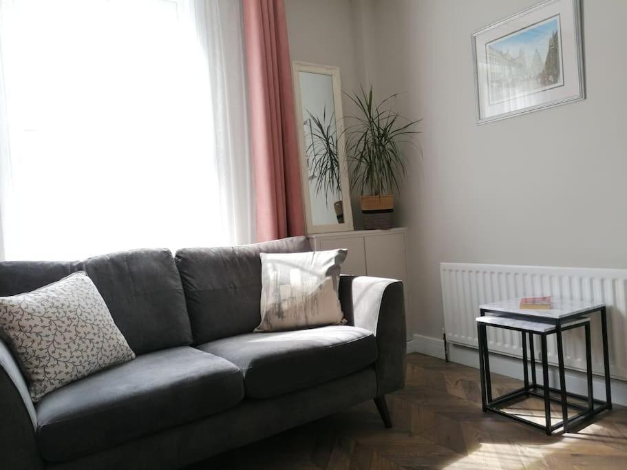 Stunning 3 Bedroom Townhouse In The Heart Of City Белфаст Екстериор снимка