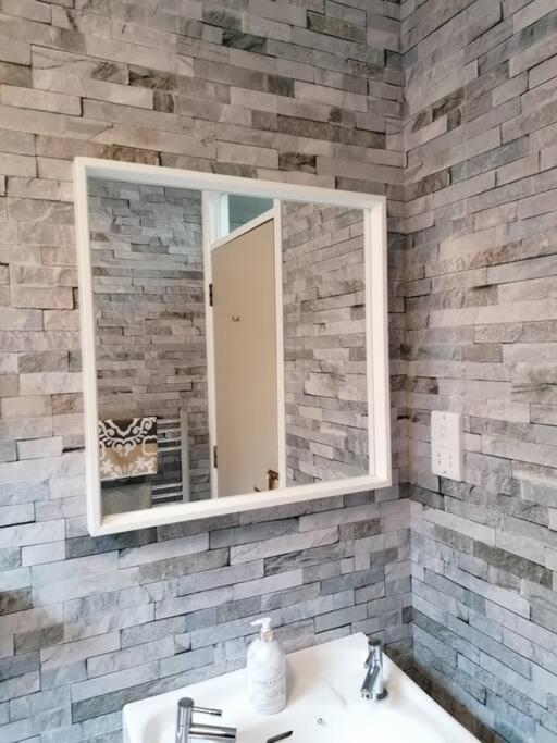 Stunning 3 Bedroom Townhouse In The Heart Of City Белфаст Екстериор снимка