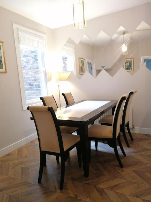 Stunning 3 Bedroom Townhouse In The Heart Of City Белфаст Екстериор снимка