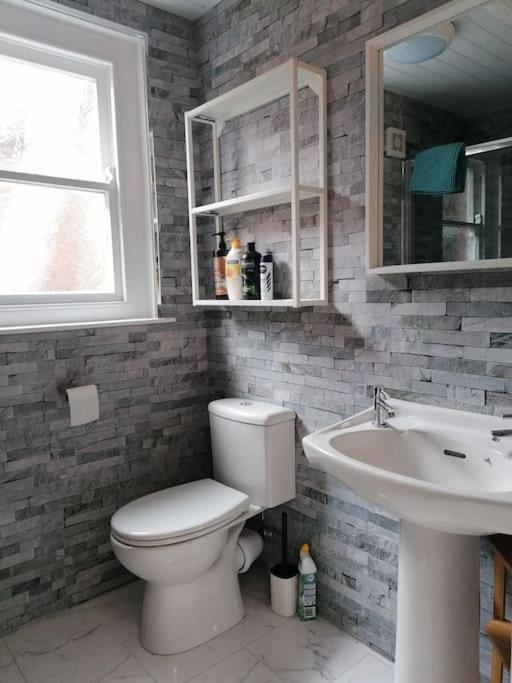 Stunning 3 Bedroom Townhouse In The Heart Of City Белфаст Екстериор снимка